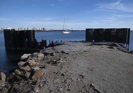 Restos de los diques instalados en Puerto Mayor, en La Manga, en una imagen de archivo.