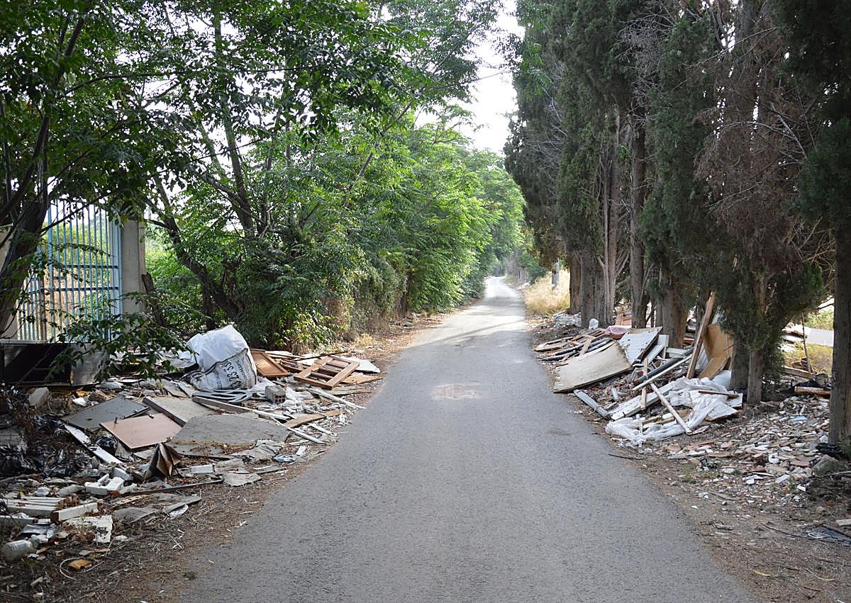 Imagen secundaria 1 - Arriba: Basura en el Camino de la Acequia Vieja de Churra. Abajo: Vertidos ilegales en Joven Futura y en la mota del Reguerón bajo la Avenida de Levante.