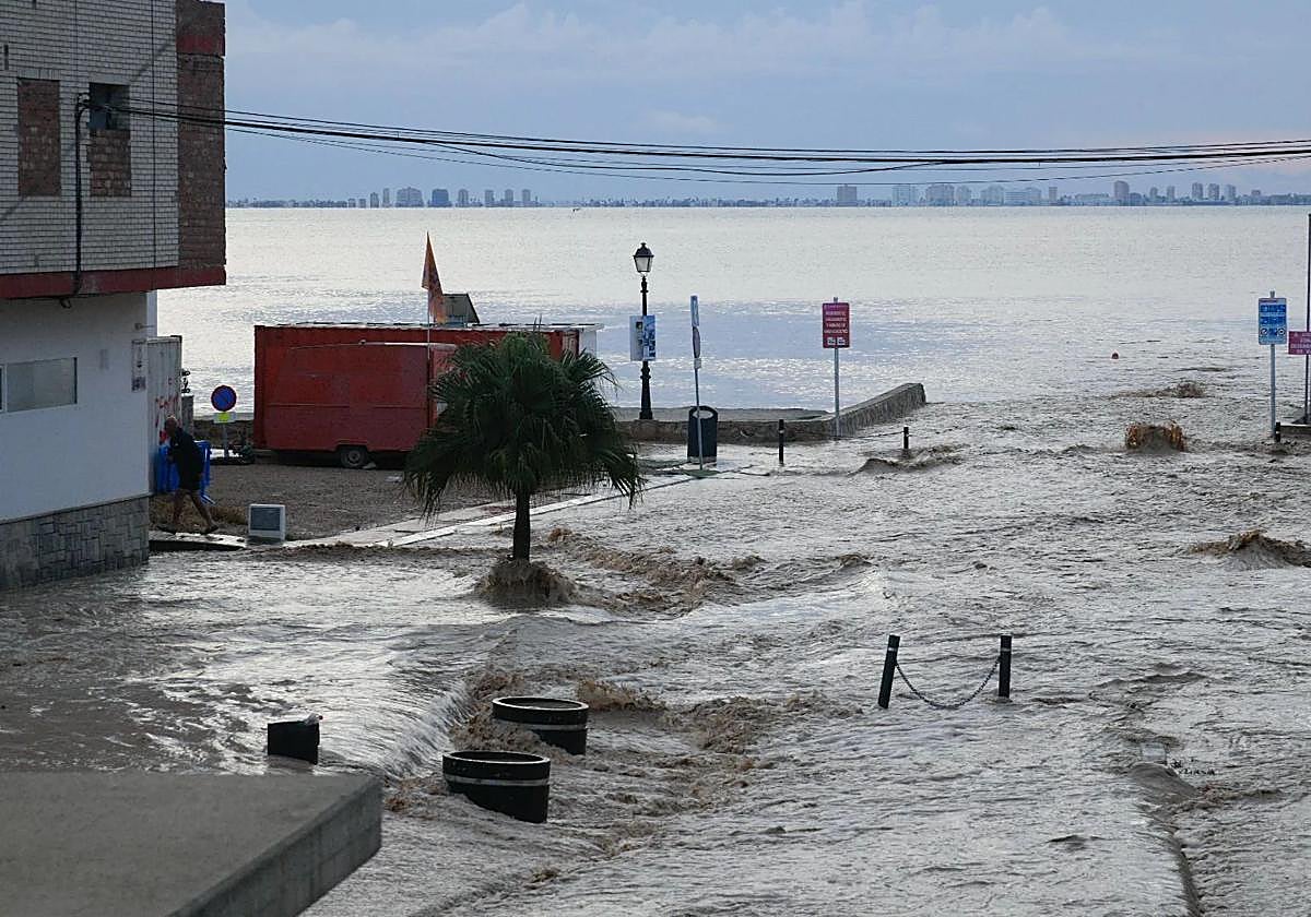 Arrastres al Mar Menor provocados por la dana 'Alice' en Los Alcázares.