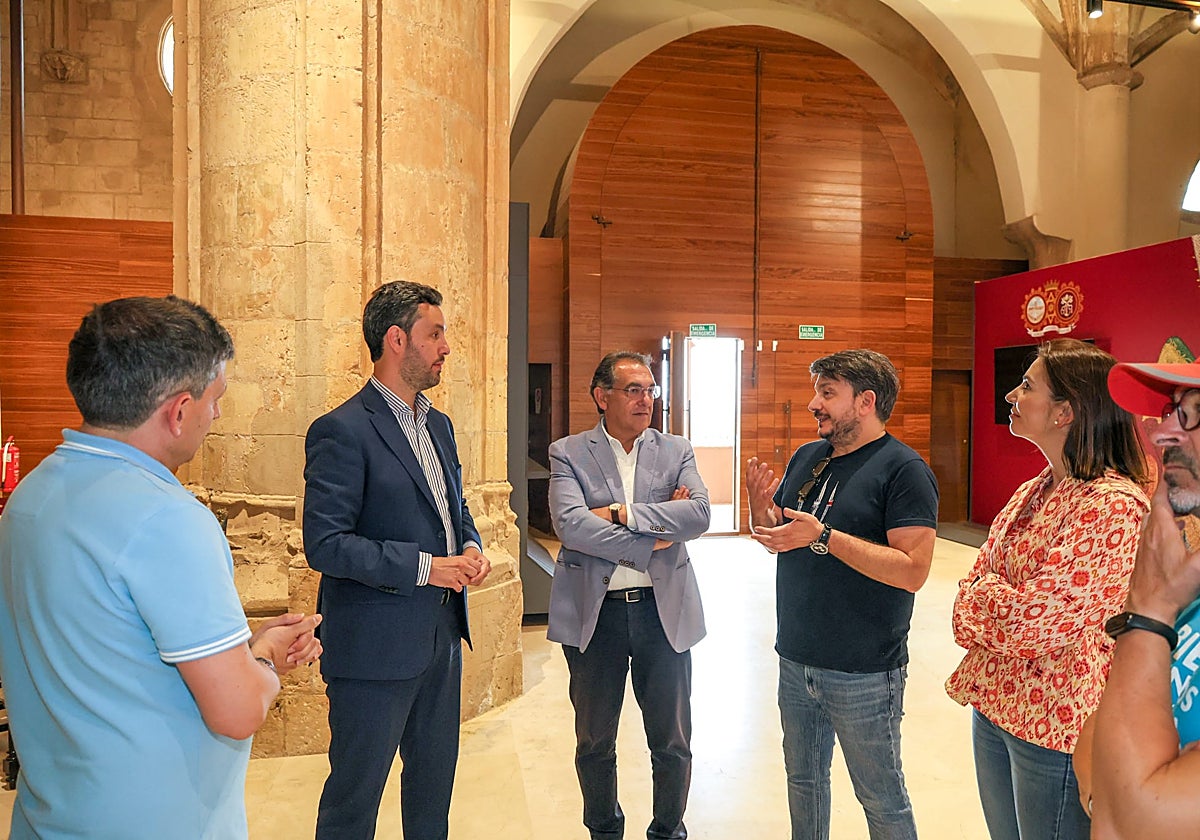 El pregonero de las fiestas de San Clemente (2ºi) durante su visita al Museo de la Historia Medieval Ciufront el pasado junio.