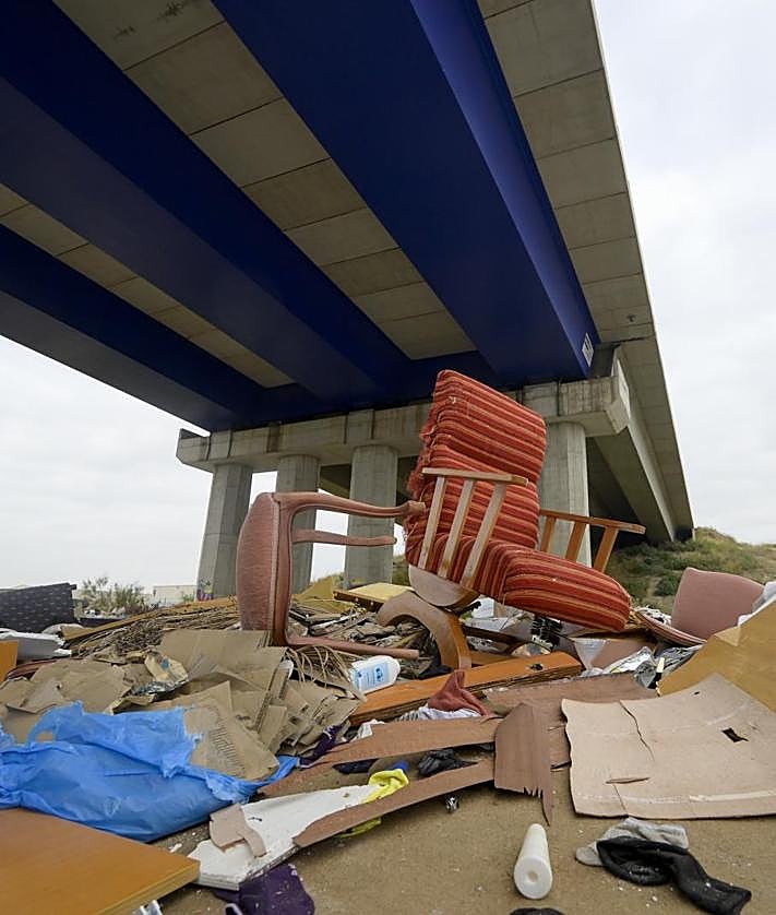 Imagen secundaria 2 - Arriba: Basura en el Camino de la Acequia Vieja de Churra. Abajo: Vertidos ilegales en Joven Futura y en la mota del Reguerón bajo la Avenida de Levante.