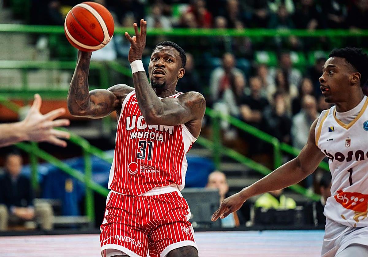 Dylan Ennis busca soluciones en ataque, perseguido por Chase Audige y cuando ya le aparecía otro rival en su camino hacia el aro.