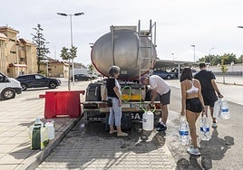 Suministro de agua potable en Santiago de la Ribera en una imagen de la semana pasada.