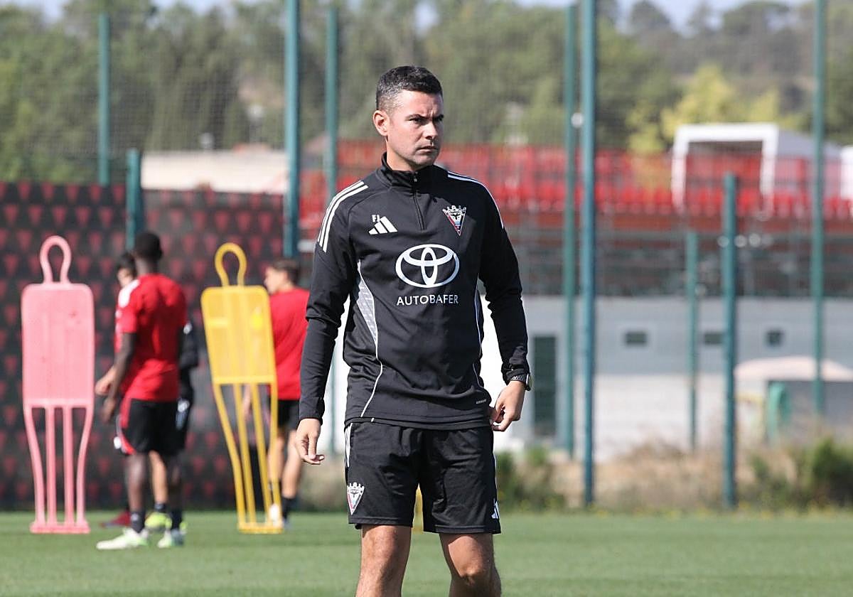 Fran Justo, en un entrenamiento con el Mirandés.