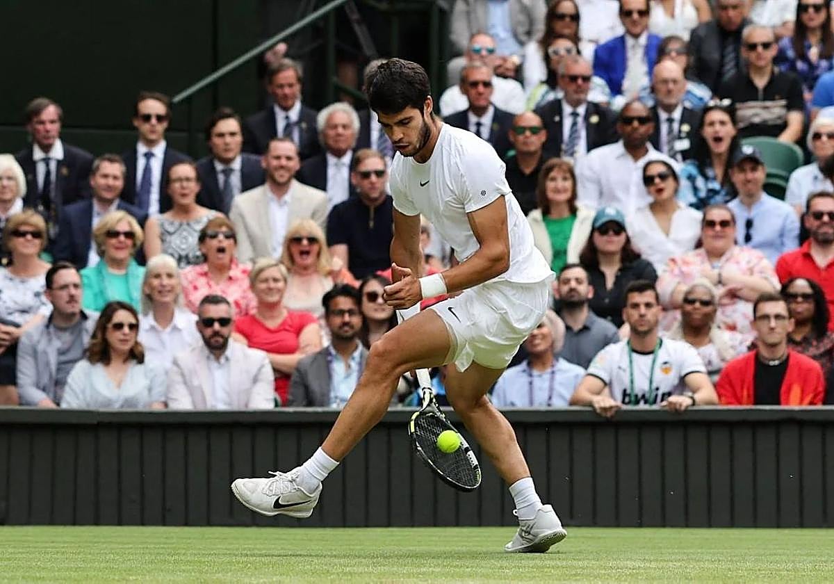 Alcaraz hace un 'Willy' en la final de Wimbledon 2023 ante Novak Djokovic.