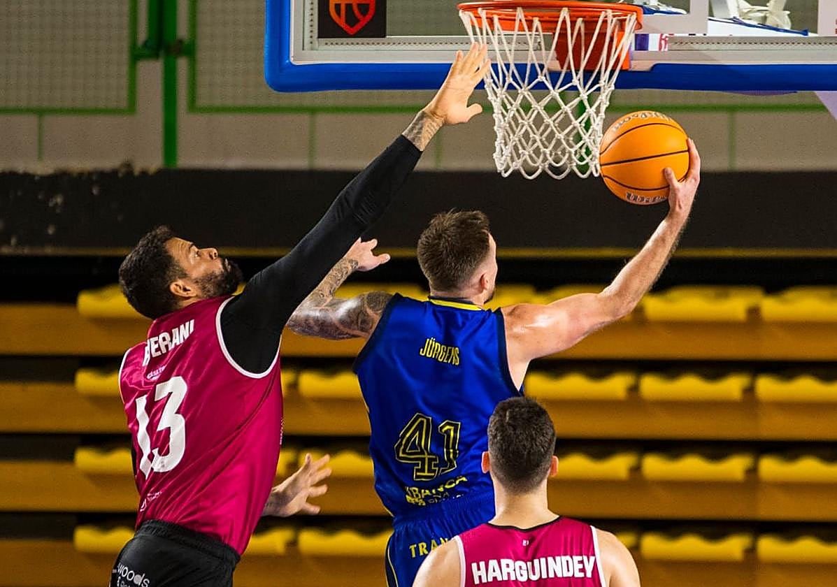 Faverani intenta taponar a Jürgens, ayer, en Ourense.