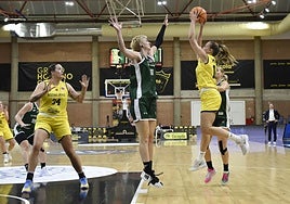 Mataix pretende asistir a Massey, que queda sola una vez recibida la ayuda defensiva de Gil.