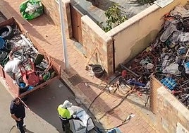 Operarios municipales sacan los escombros acumulados en el chalé, este miércoles.
