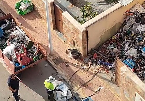 Operarios municipales sacan los escombros acumulados en el chalé, este miércoles.