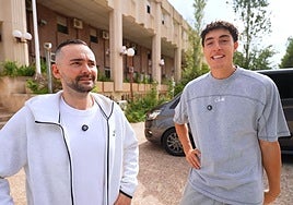 ElXokas y YoSoyPlex, en la Comisaría de la Policía Nacional en Sangonera La Verde.