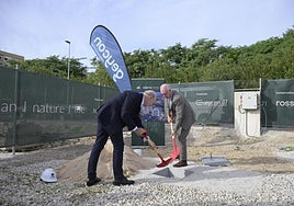 El director de Rosso Inmobiliaria, Javier Alonso, junto al concejal delegado de Planificación Urbanística, Huerta y Medio Ambiente del Ayuntamiento de Murcia, Antonio Navarro, durante el acto.