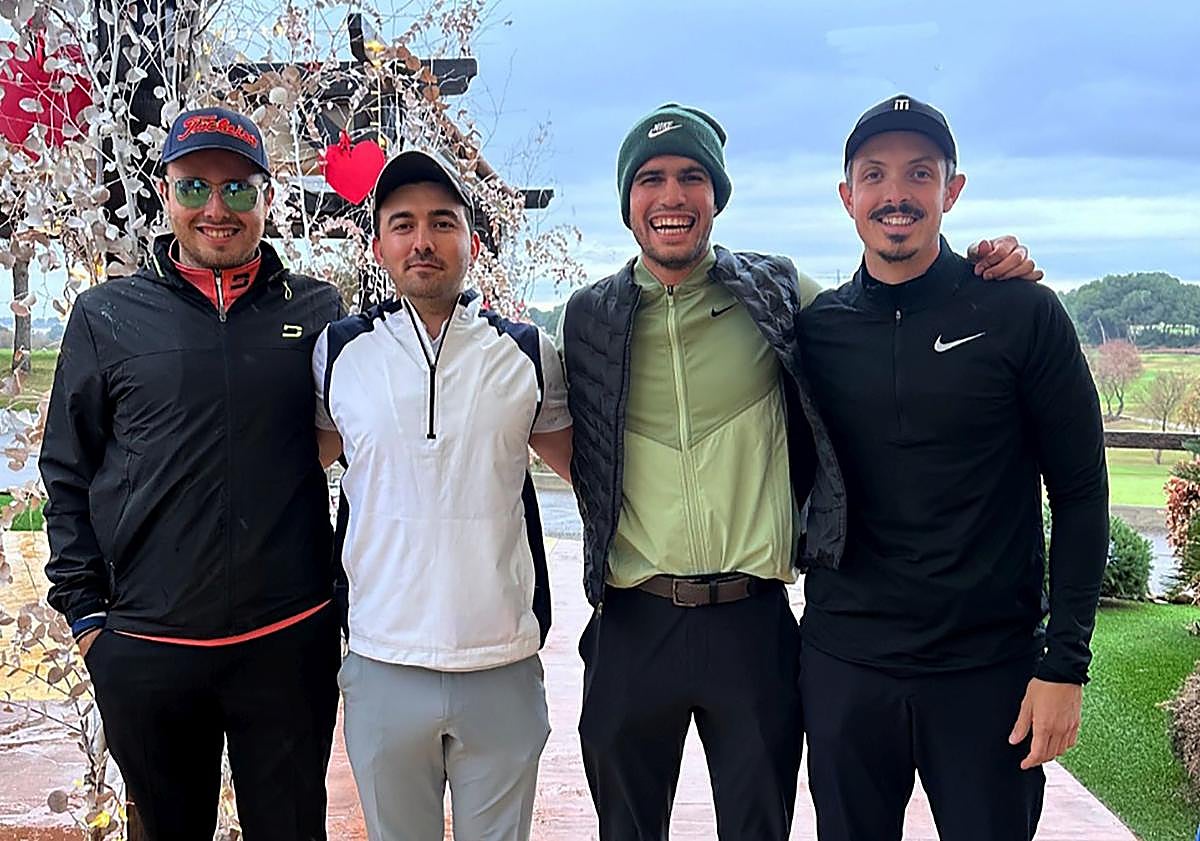 Imagen principal - 2024. La primera partida de Borja Vera (d) con Carlos Alcaraz (al lado) en el campo de Lo Romero Golf (Pilar de la Horadada). | 2025. Foto oficial de la partida del proam madrileño. Vera (i), Rahm, Alcaraz y el tenista Feliciano López.