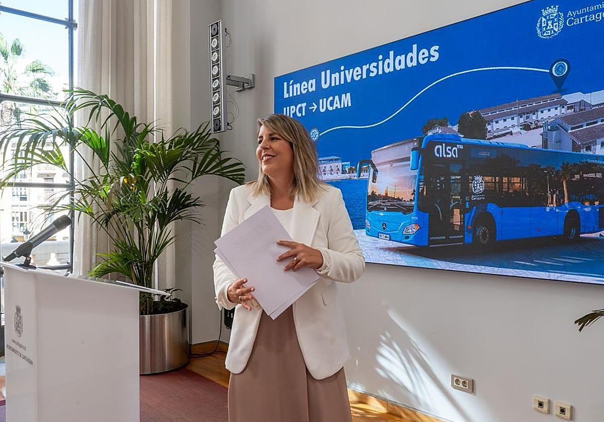 Noelia Arroyo presentó esta nueva línea de autobús este jueves.