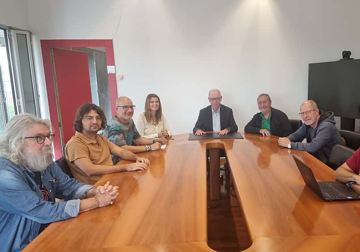 Representantes de las comunidades energéticas implantadas en Murcia en la reunión con el concejal de Urbanismo, Antonio Navarro Corchón.