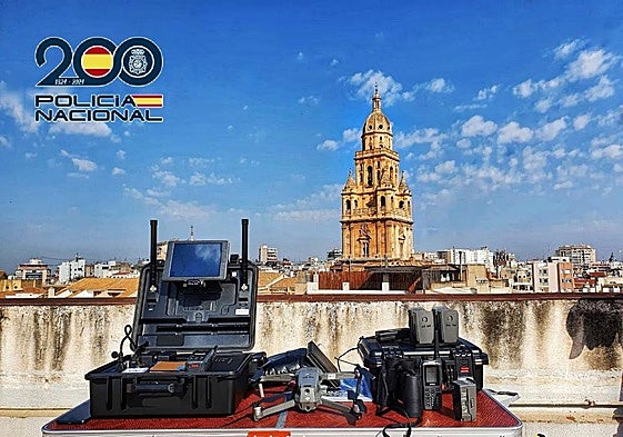 Un dron de la Policía Nacional, con la Catedral de Murcia al fondo.