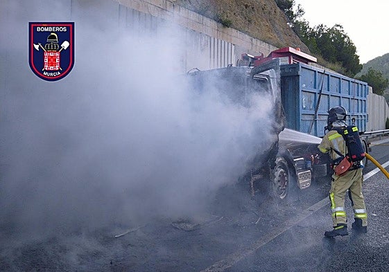 El camión incendiado, este jueves, en el Puerto de la Cadena.