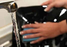 Una persona friega los platos, en una imagen de archivo.