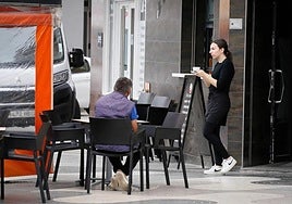 Una camarera en una terraza de Cartagena en una imagen de archivo.