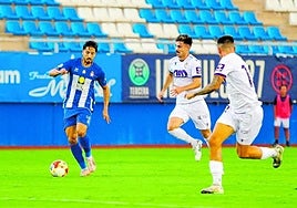 El jugador del Lorca Deportiva Peque en un lance del partido contra el Real Jaén disputado en el estadio Artés Carrasco.