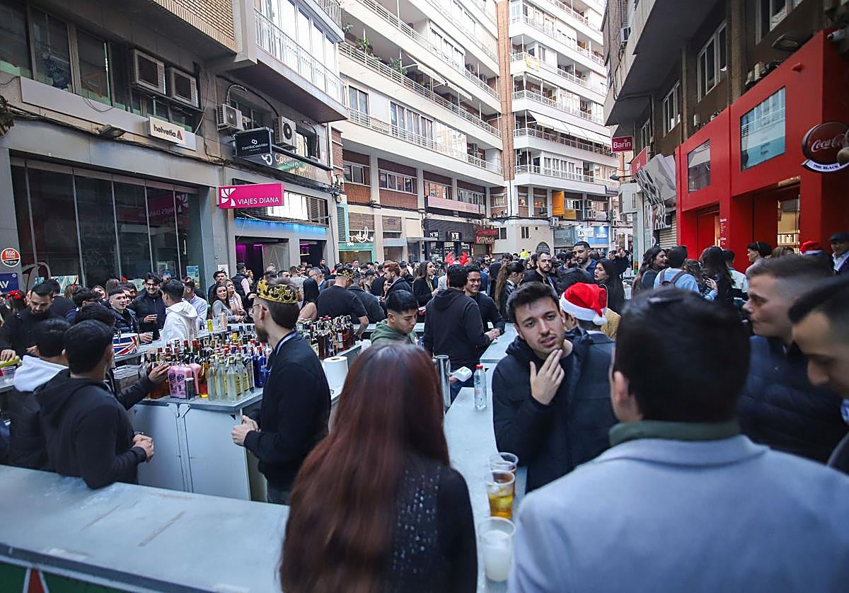 Barras instaladas durante una 'tardebuena' en la calle Pérez Casas.