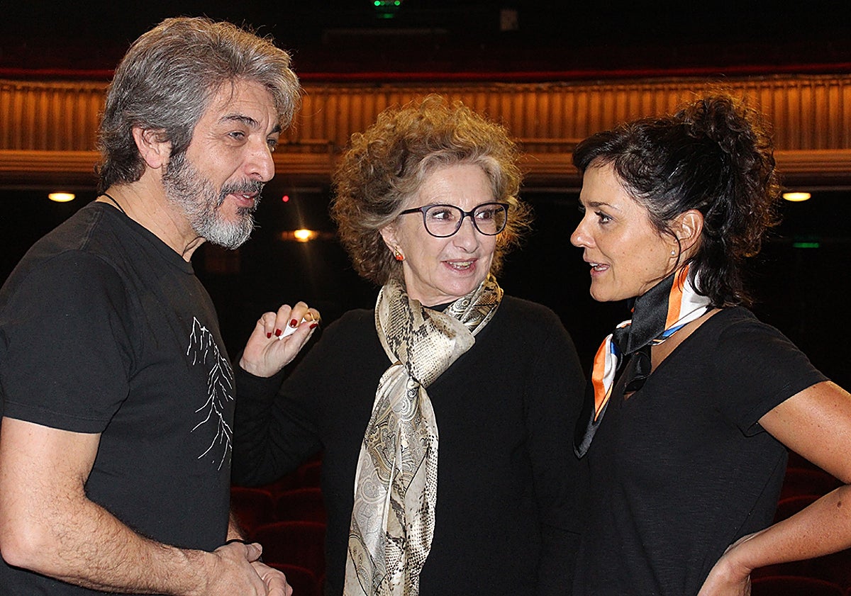 Imagen principal - Arriba: Ricardo Darín y Andrea Pietra, bajo la dirección de Norma Aleandro, vuelven a España con esta obra maestra de Ingmar Bergman basada en la película del genial director sueco. Abajo: Darín en San Sebastián y en 'El Eternauta' (serie de televisión para Netflix creada y dirigida por Bruno Stagnaro, 2025). 