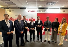 Javier Rollán, Antonio Navarro, José Hernández, José Ramón Blázquez, Jorge García Montoro, José Francisco Lajara, María Dolores Gil y Beatriz Menéndez, en el stand del Gobierno regional en la feria Reside.