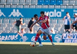 Nacho Sánchez conduce el balón en el duelo contra el Sabadell.