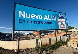 La parcela que alojará al supermercado, entre la calle Mayor de Puente Tocinos y la avenida Miguel Indurain de Murcia.