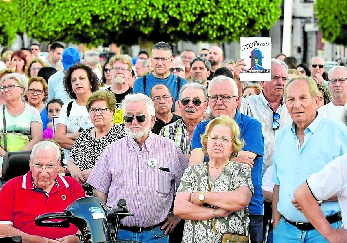Asistentes a la concentración vecinal celebrada por la planta de biogás el 28 de mayo en Las Torres de Cotillas.