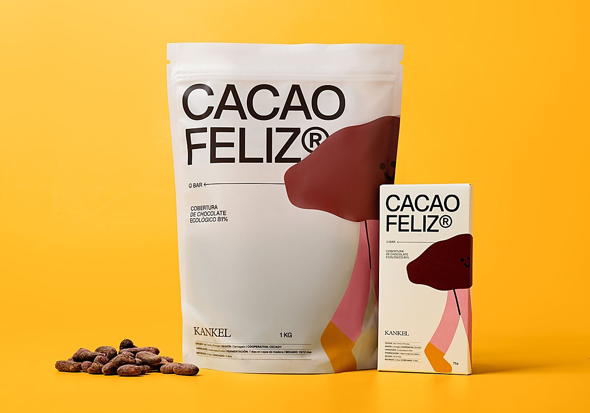 Cacao Feliz se elabora y comercializa en dos formatos: bolsa de 1kg de cobertura y tableta de 75gr., ambos, con un 81% de pureza.