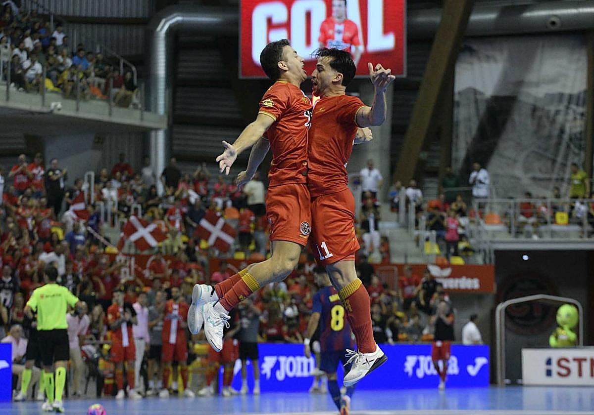 Gon choca su pecho con el de Waltinho para celebrar su gol.