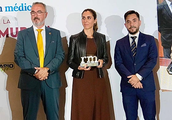 Los presidentes de los colegios recogen el premio.