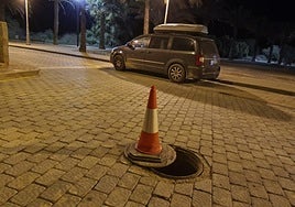 Una de las tapas de alcantarillado que saltó con las riadas, desde donde salen insectos y roedores.