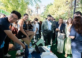 El presidente regional y la rectora de la UCAM, en una demostración de UCAM SENS con una jugadora del UCAM Cartagena Tenis de Mesa.