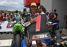 La sonrisa de la victoria. Jacobo Hinojosa celebra uno de sus triunfos de la Stock 600 en Navarra.