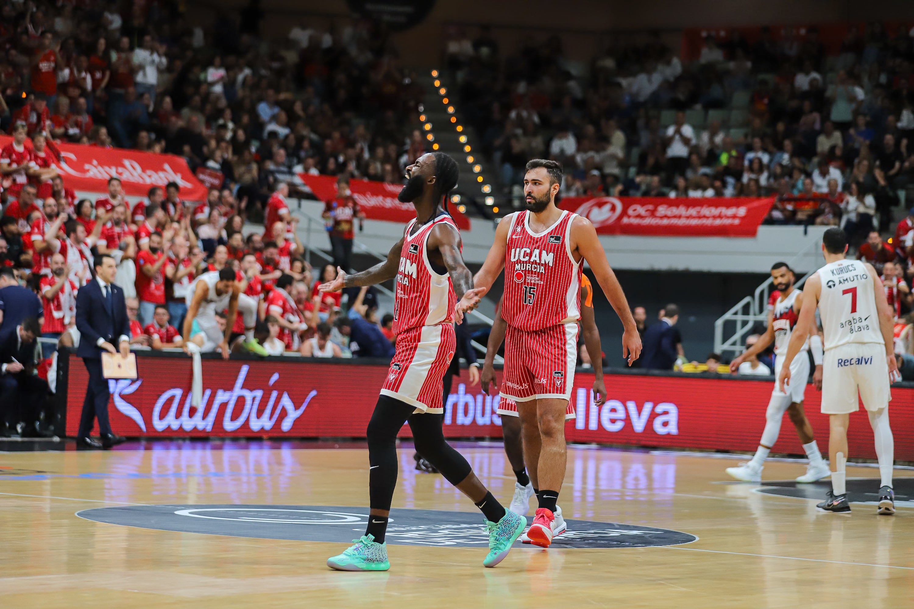 El UCAM Murcia se recompone en casa y vence al Baskonia, en imágenes