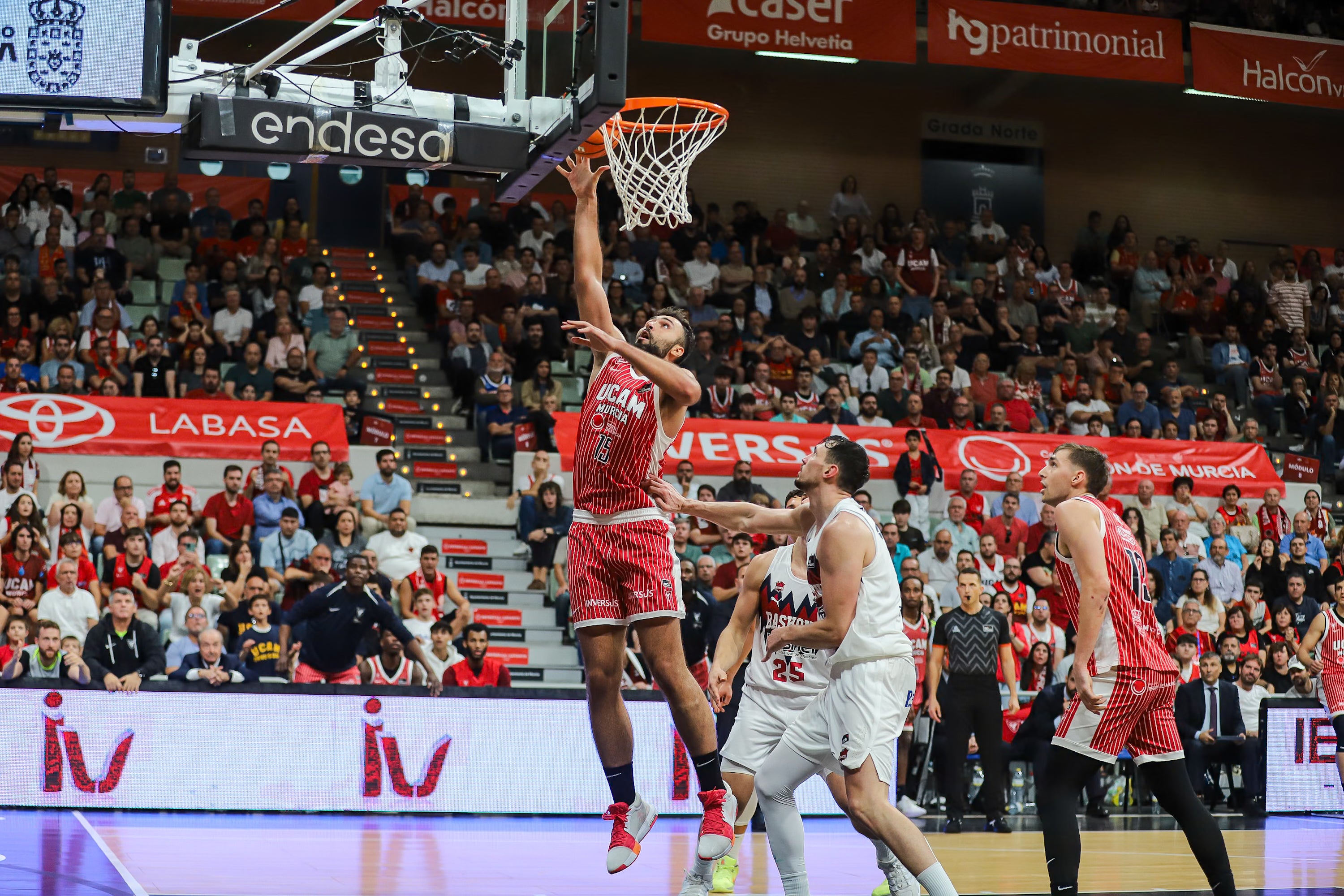 El UCAM Murcia se recompone en casa y vence al Baskonia, en imágenes