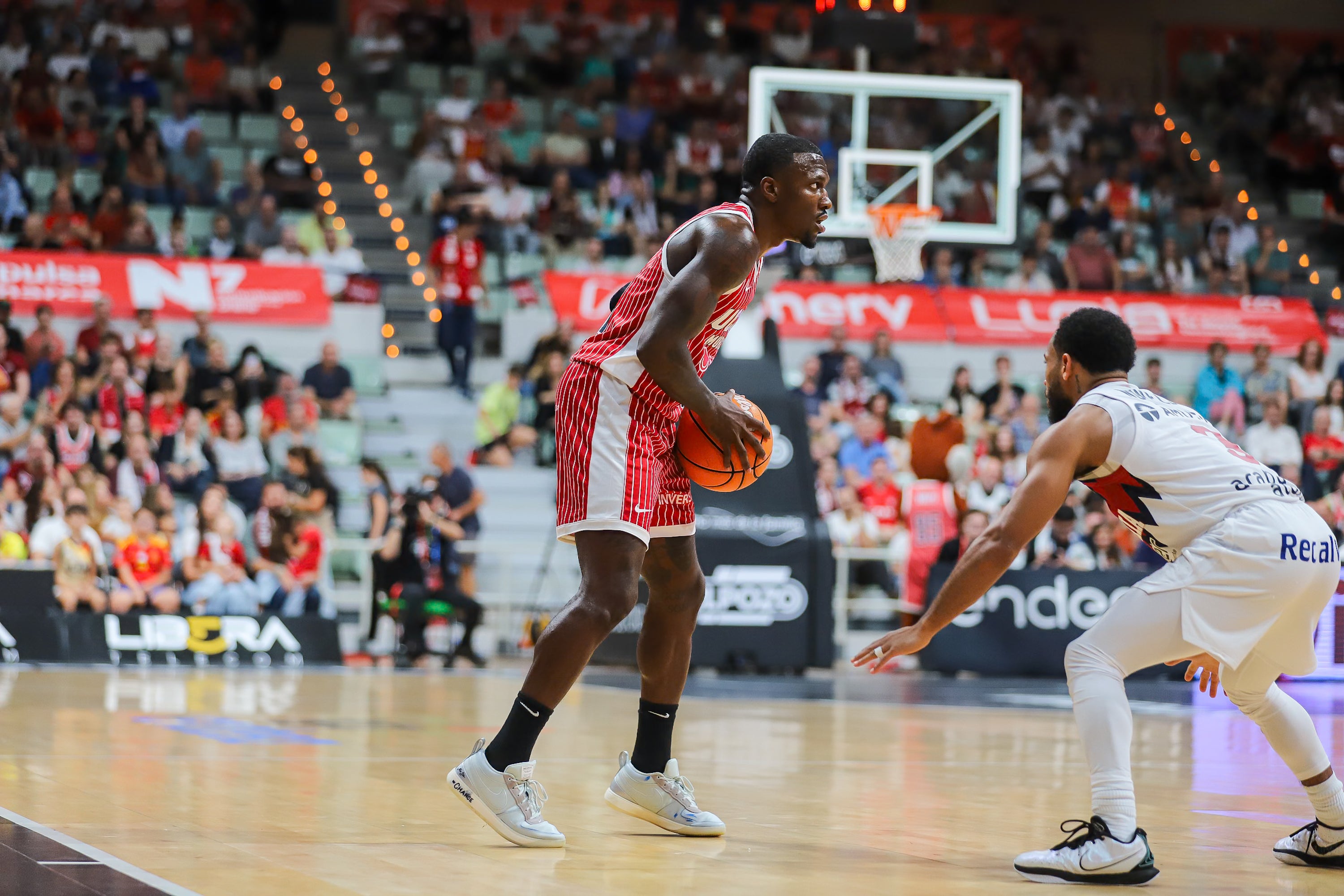 El UCAM Murcia se recompone en casa y vence al Baskonia, en imágenes