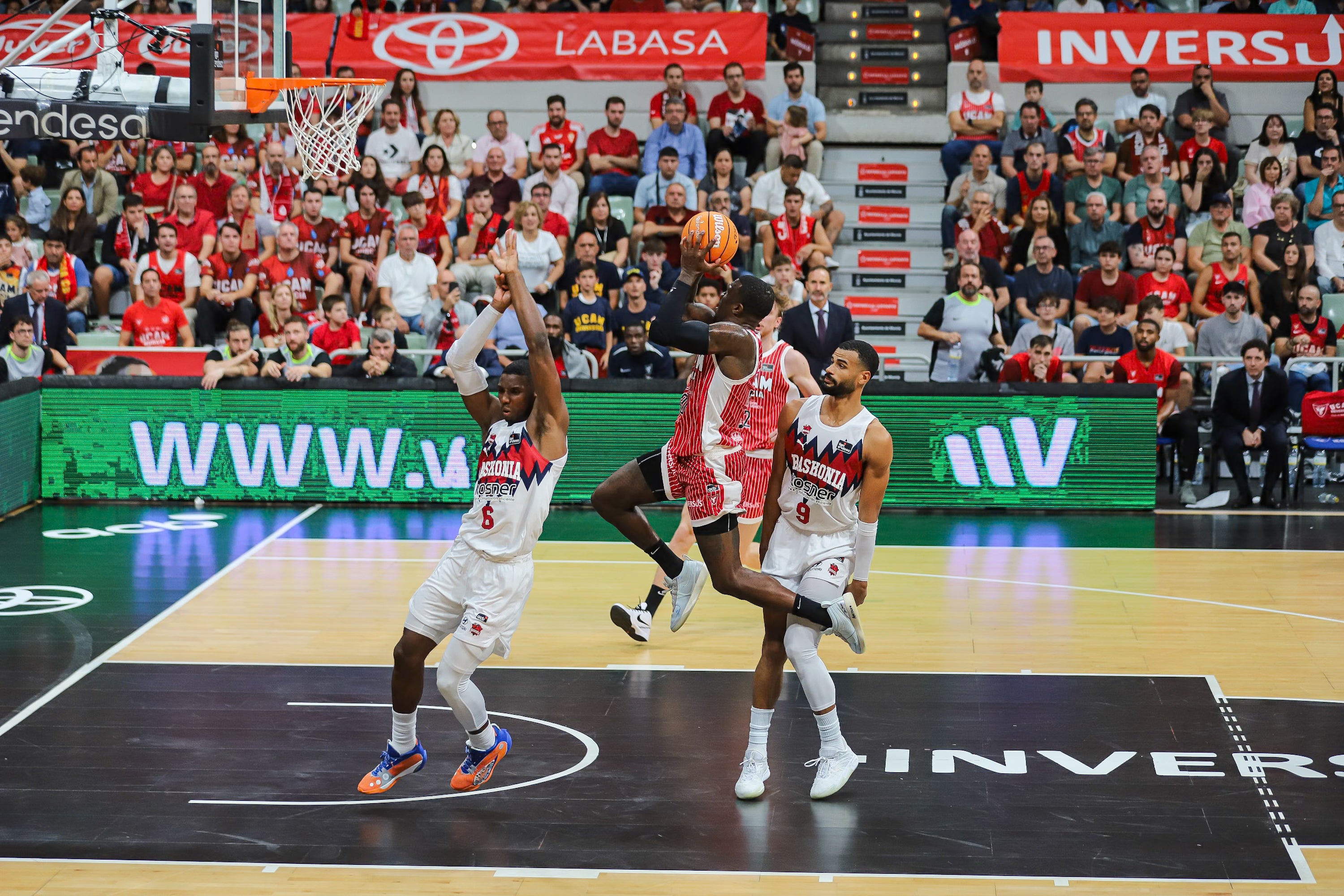 El UCAM Murcia se recompone en casa y vence al Baskonia, en imágenes