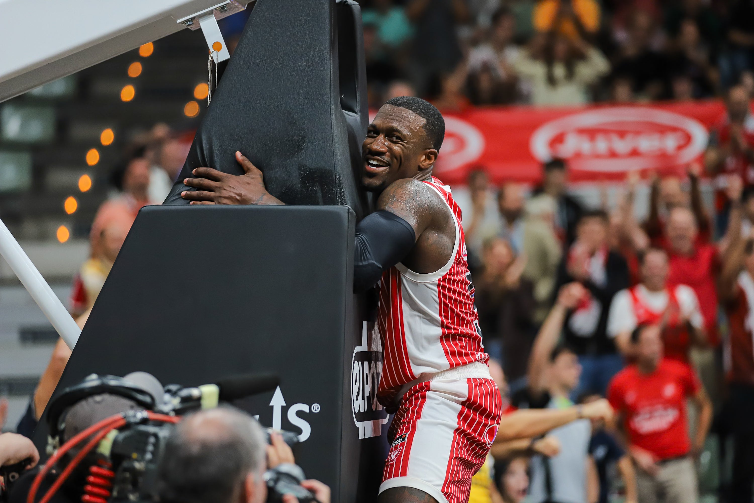 El UCAM Murcia se recompone en casa y vence al Baskonia, en imágenes