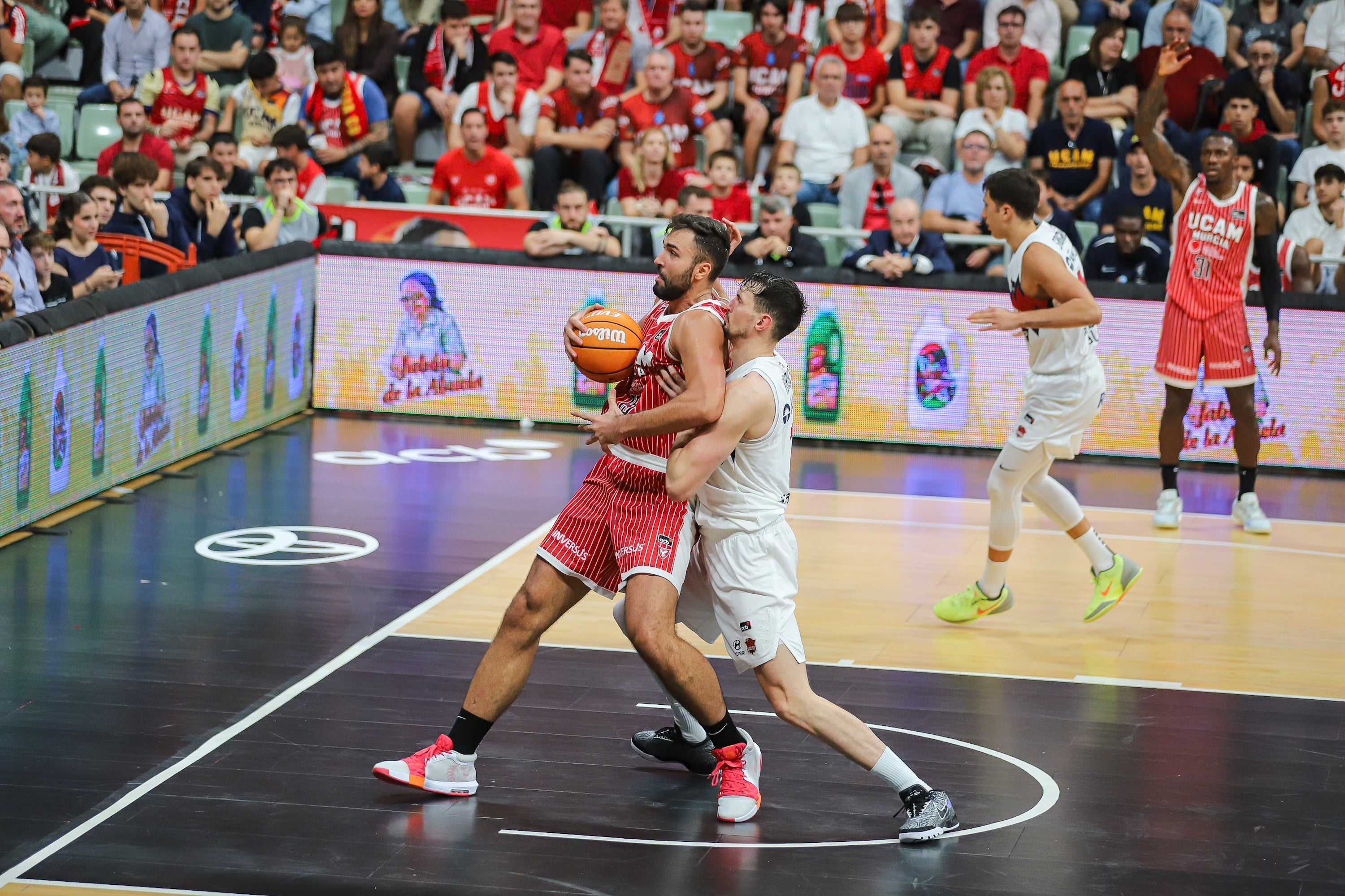 El UCAM Murcia se recompone en casa y vence al Baskonia, en imágenes