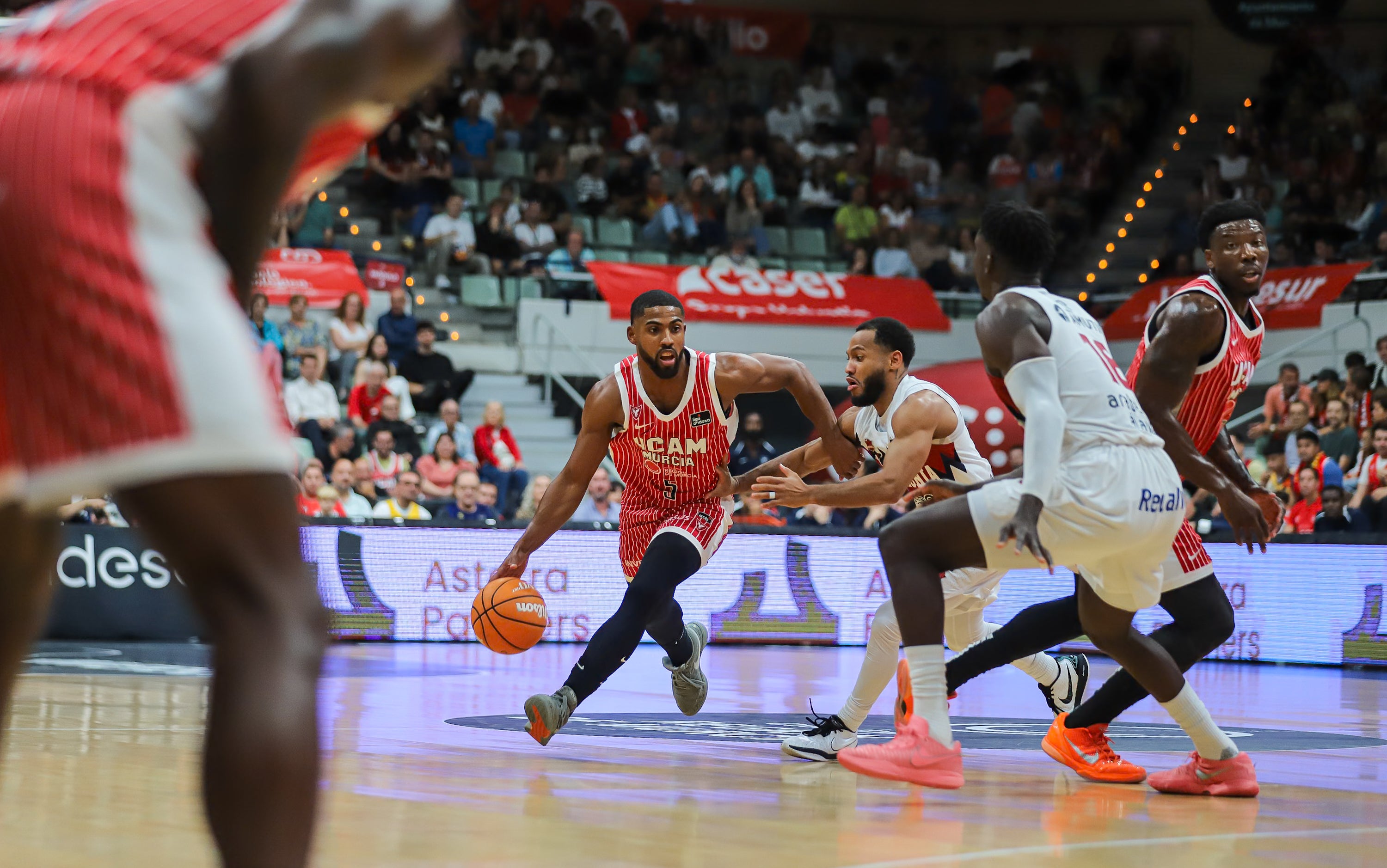 El UCAM Murcia se recompone en casa y vence al Baskonia, en imágenes