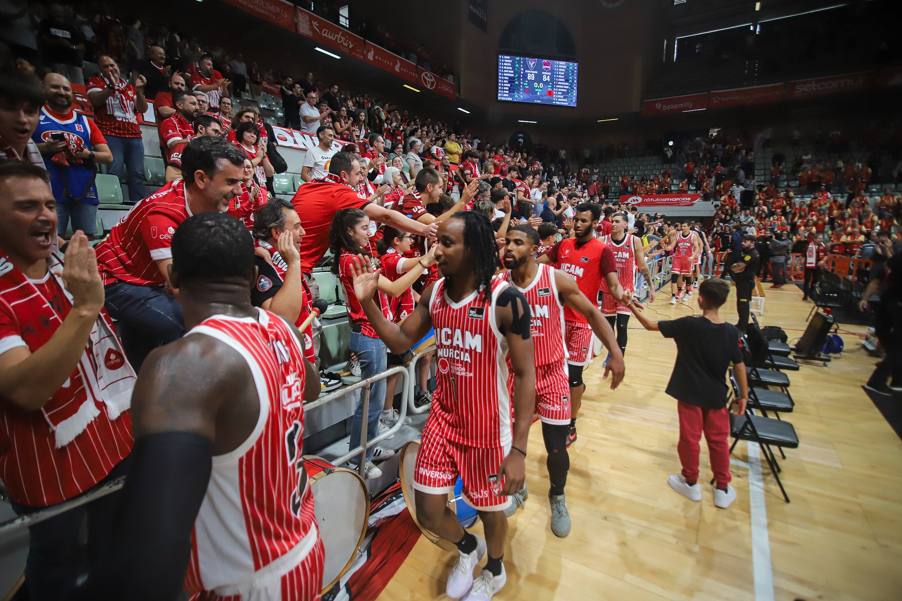 El UCAM Murcia se recompone en casa y vence al Baskonia, en imágenes
