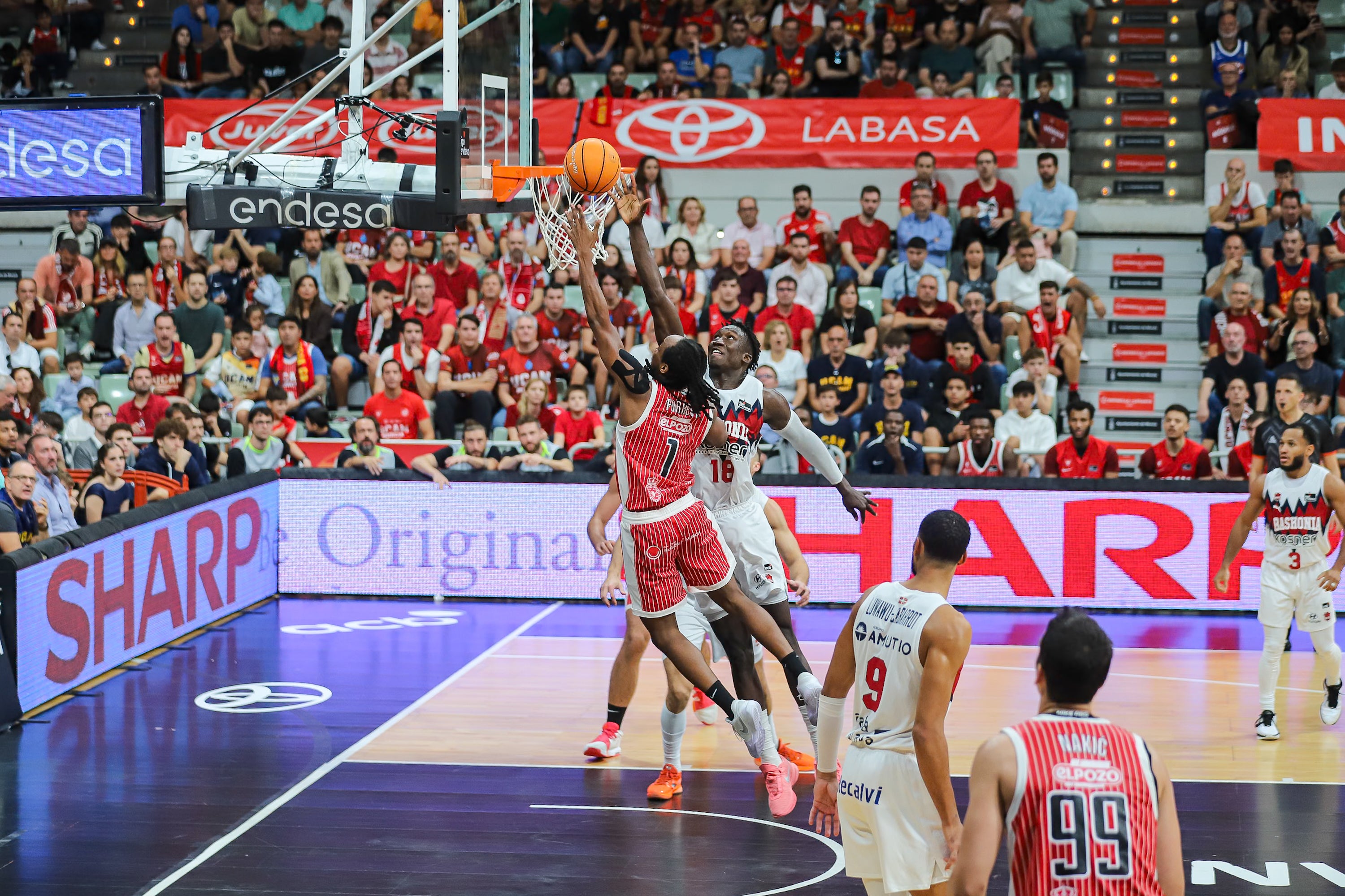 El UCAM Murcia se recompone en casa y vence al Baskonia, en imágenes