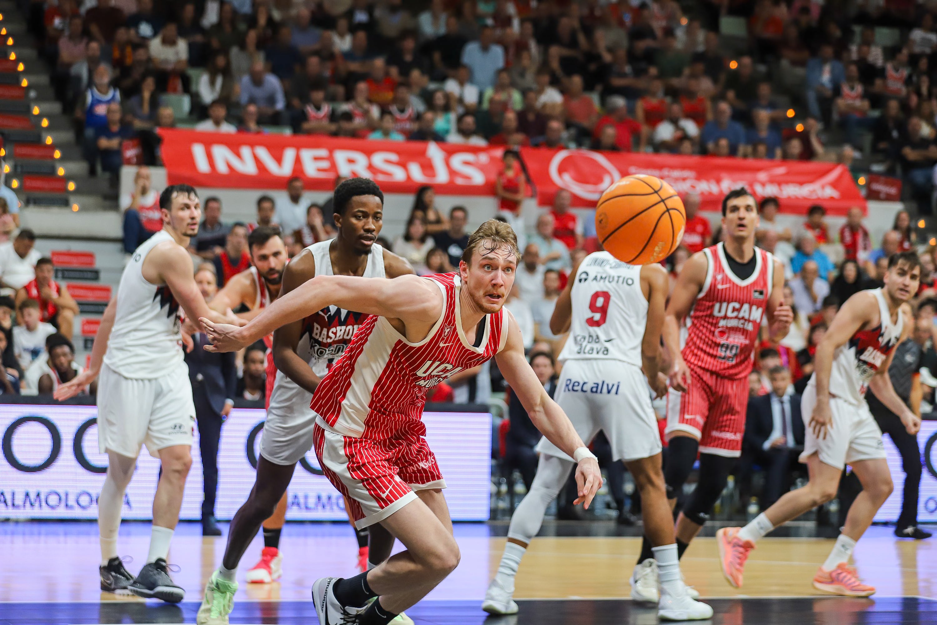 El UCAM Murcia se recompone en casa y vence al Baskonia, en imágenes