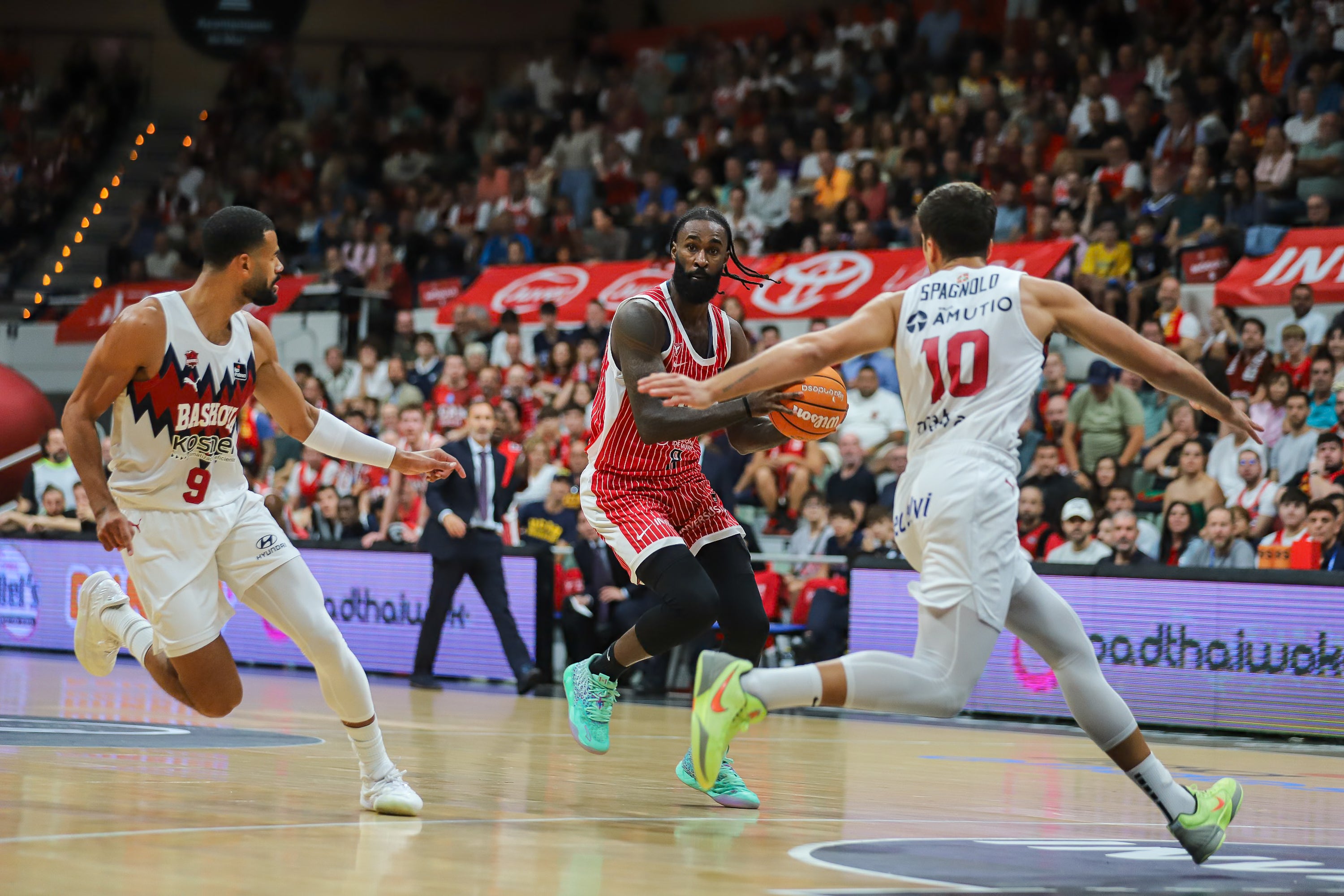 El UCAM Murcia se recompone en casa y vence al Baskonia, en imágenes