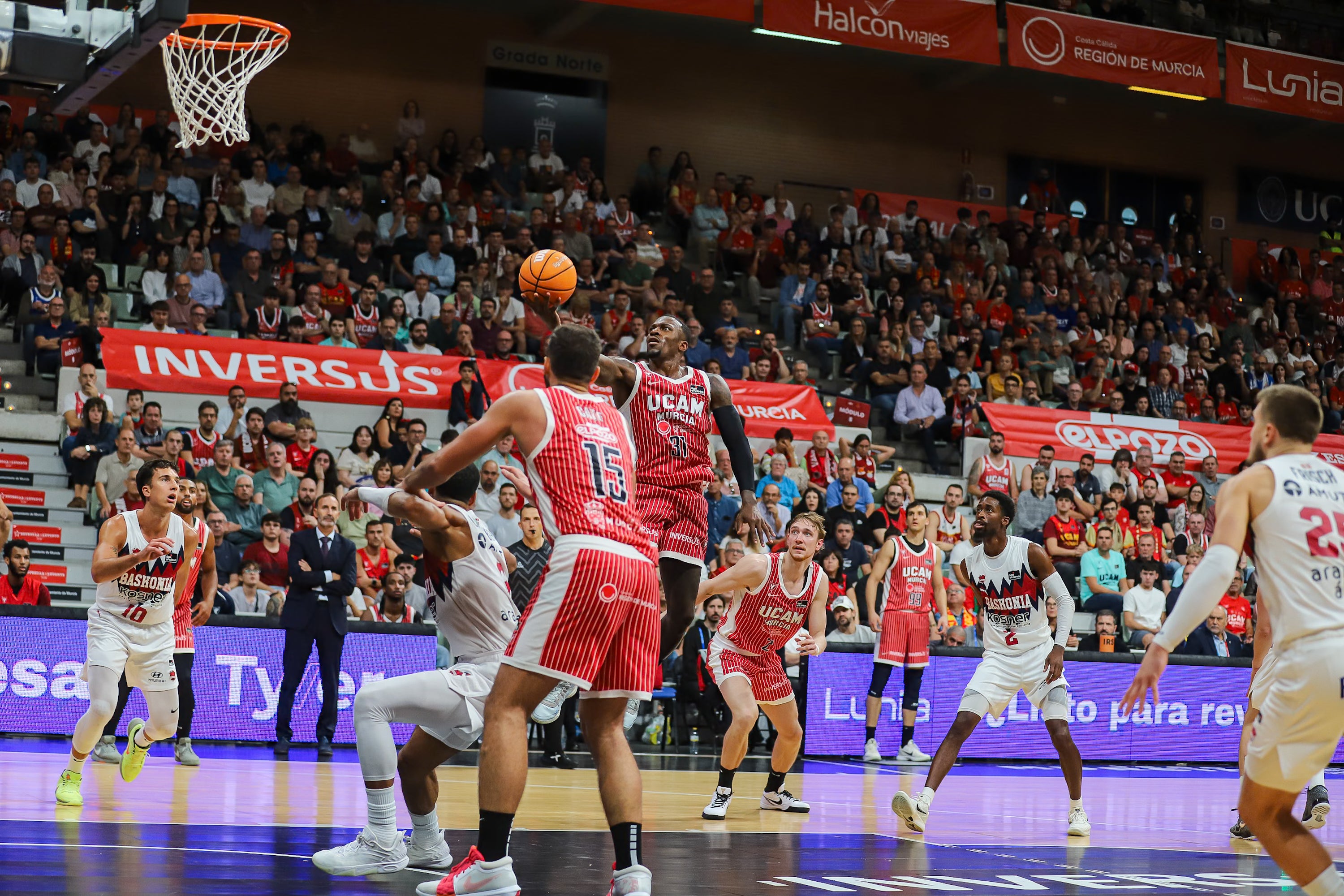 El UCAM Murcia se recompone en casa y vence al Baskonia, en imágenes