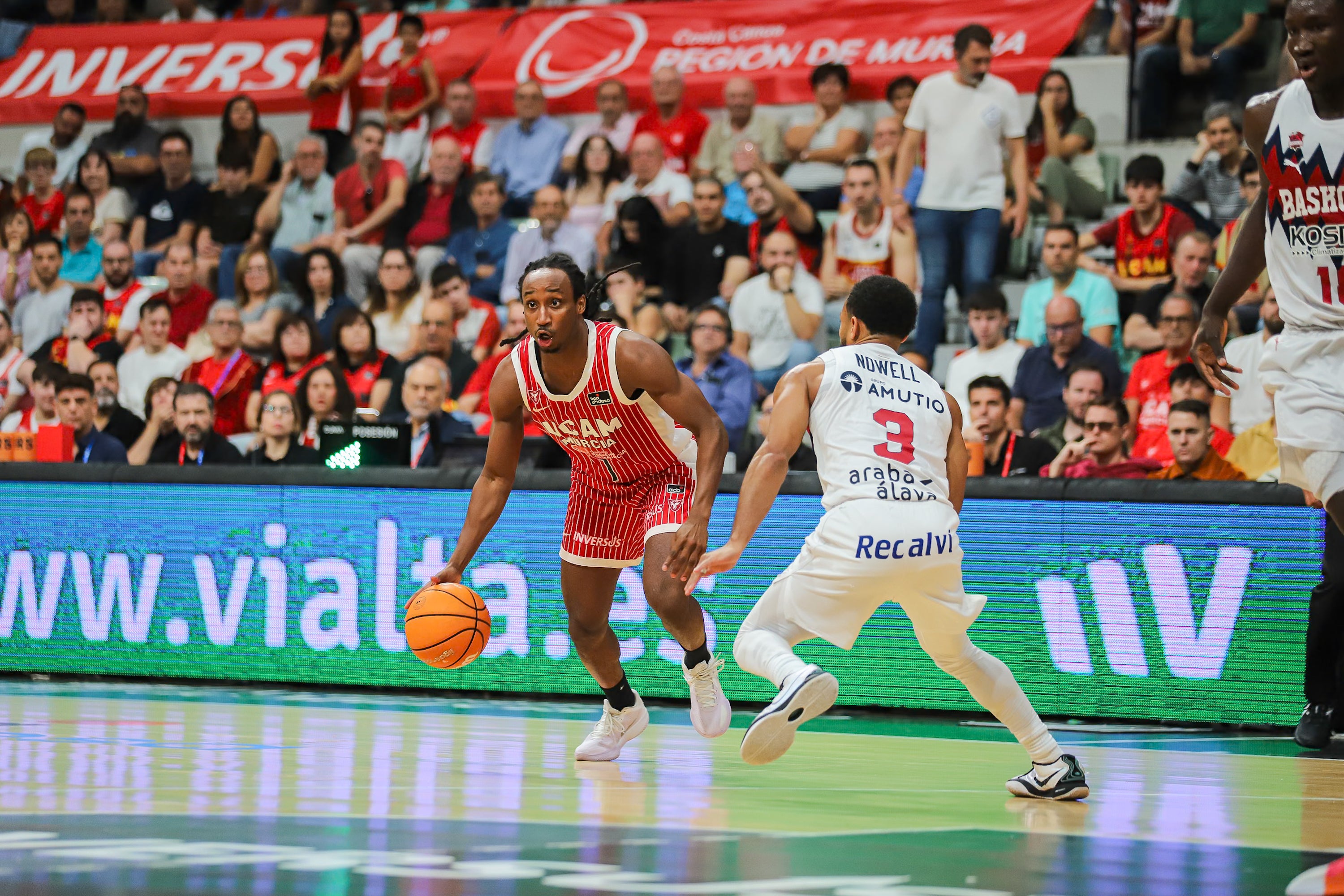 El UCAM Murcia se recompone en casa y vence al Baskonia, en imágenes