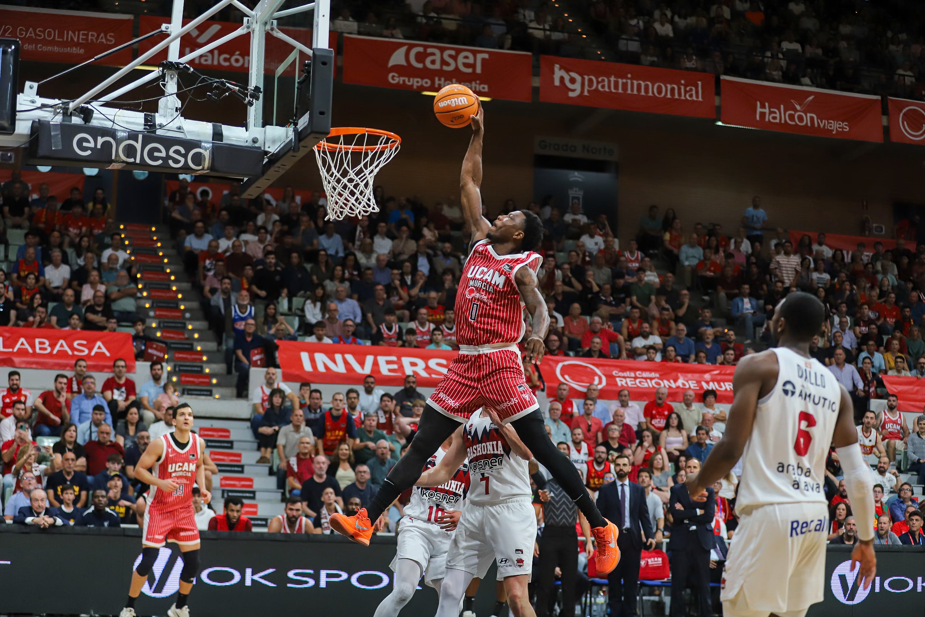 El UCAM Murcia se recompone en casa y vence al Baskonia, en imágenes