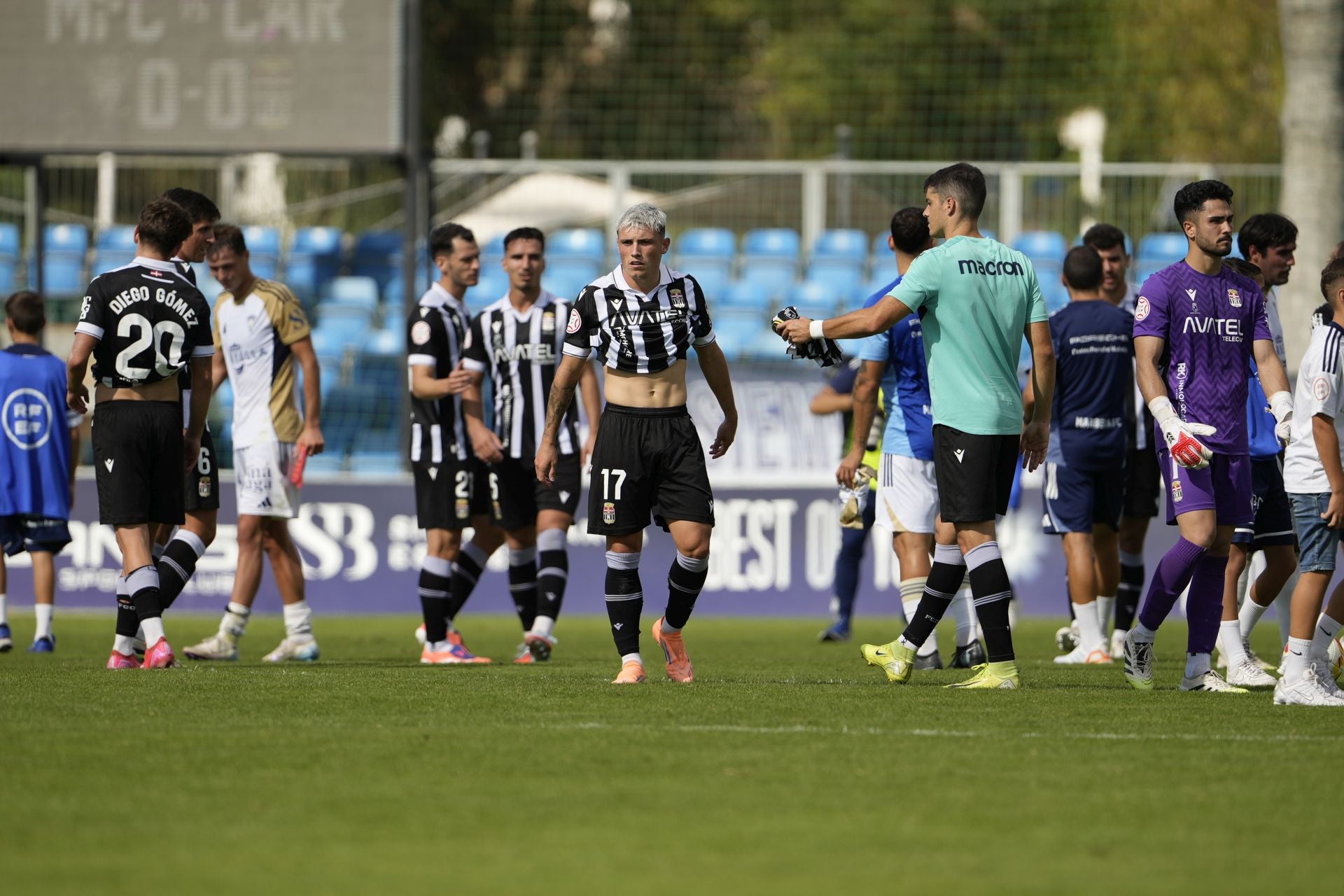 El Cartagena cambia su imagen fuera de casa, pero sigue sin ganar, en imágenes